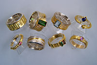 8 Ringe, Gold 750, Gold 900 und Silber, verschiedene Edelsteine